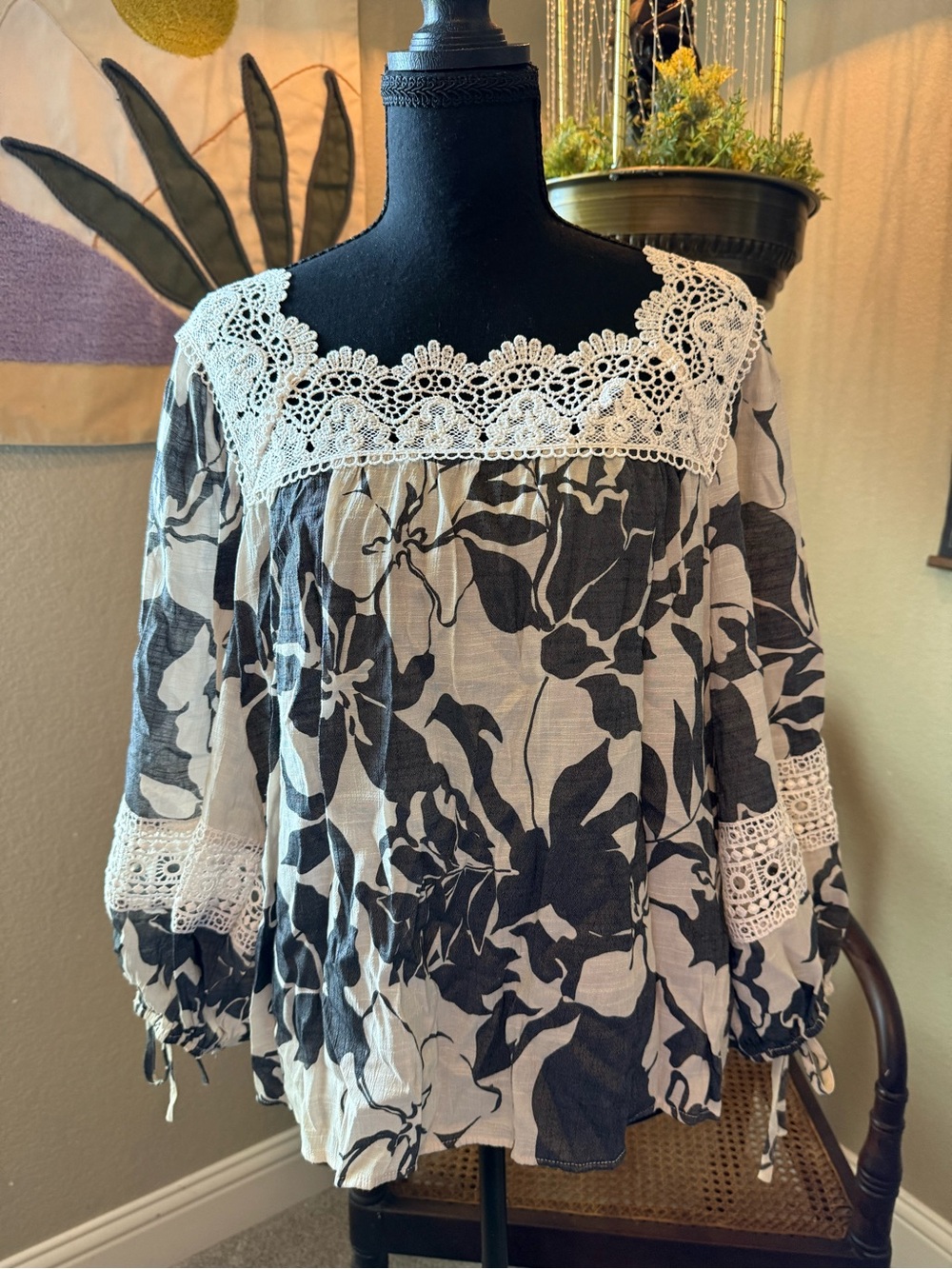 Zac & Rachel faded Black and White Lace-Trim Floral Peasant Blouse